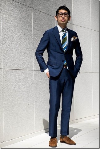 Graues Seide Einstecktuch kombinieren – 9 Herren Outfits: Kombinieren Sie ein dunkelblaues Sakko mit einem grauen Seide Einstecktuch für einen entspannten Wochenend-Look. Fühlen Sie sich ideenreich? Entscheiden Sie sich für braunen Doppelmonks aus Wildleder.