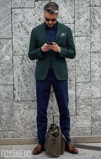 40 Jährige: Dunkelbraune Doppelmonks aus Leder kombinieren – 31 Elegante Herren Outfits: Entscheiden Sie sich für einen klassischen Stil in einem dunkelgrünen Sakko und einer dunkelblauen Anzughose. Dunkelbraune Doppelmonks aus Leder sind eine ideale Wahl, um dieses Outfit zu vervollständigen.