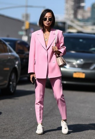 rosa Sakko, rosa Anzughose, weiße Leder niedrige Sneakers, hellbeige Leder Umhängetasche für Damen
