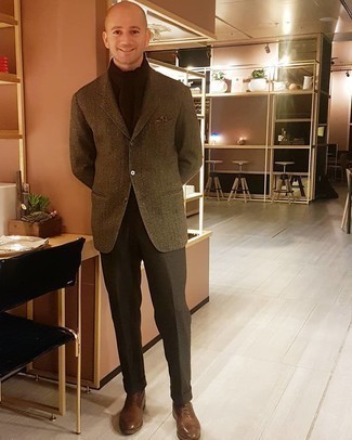 Braune Leder Oxford Schuhe kombinieren – 1200+ Herren Outfits: Vereinigen Sie ein olivgrünes Wollsakko mit Fischgrätenmuster mit einer dunkelbraunen Anzughose für einen stilvollen, eleganten Look. Braune Leder Oxford Schuhe sind eine einfache Möglichkeit, Ihren Look aufzuwerten.