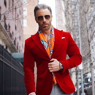 Dunkelrotes Armband kombinieren – 97 Herren Outfits: Entscheiden Sie sich für Komfort in einem roten Samtsakko und einem dunkelroten Armband.