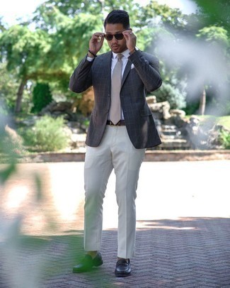 Wie graues Sakko mit weißer Anzughose zu kombinieren – 91 Herren Outfits: Entscheiden Sie sich für ein graues Sakko und eine weiße Anzughose für eine klassischen und verfeinerte Silhouette. Schwarze Leder Slipper sind eine perfekte Wahl, um dieses Outfit zu vervollständigen.