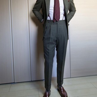 Dunkelrote horizontal gestreifte Krawatte kombinieren – 276 Herren Outfits: Machen Sie sich mit einem olivgrünen Sakko und einer dunkelroten horizontal gestreiften Krawatte einen verfeinerten, eleganten Stil zu Nutze. Komplettieren Sie Ihr Outfit mit dunkelbraunen Leder Slippern.