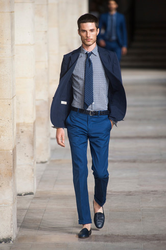 30 Jährige: Welche Slipper mit dunkelblauer Anzughose zu tragen – 450 Herren Outfits: Kombinieren Sie ein dunkelblaues Sakko mit einer dunkelblauen Anzughose für einen stilvollen, eleganten Look. Ergänzen Sie Ihr Look mit Slippern.