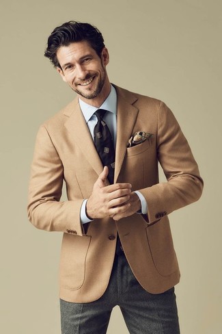 Braune bedruckte Krawatte kombinieren – 274 Herren Outfits: Kombinieren Sie ein beige Wollsakko mit einer braunen bedruckten Krawatte für eine klassischen und verfeinerte Silhouette.