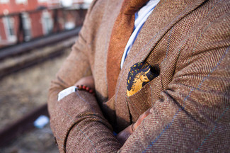 Dunkelbraune Wollkrawatte kombinieren – 20 Herren Outfits warm Wetter: Kombinieren Sie ein beige Wollsakko mit Fischgrätenmuster mit einer dunkelbraunen Wollkrawatte für einen stilvollen, eleganten Look.