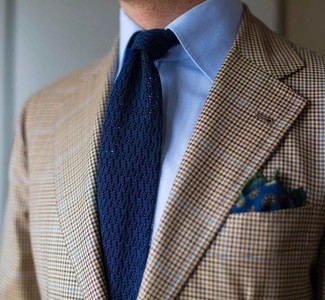 Blaue Strick Krawatte kombinieren – 248 Herren Outfits: Kombinieren Sie ein beige Sakko mit Schottenmuster mit einer blauen Strick Krawatte für eine klassischen und verfeinerte Silhouette.