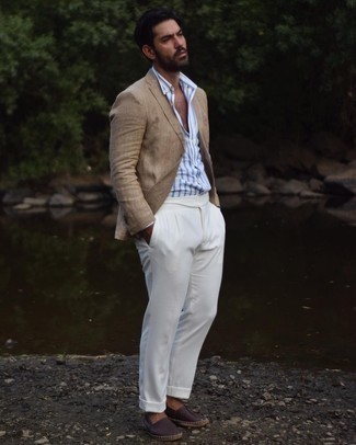 Braune Leder Espadrilles kombinieren – 3 Smart-Casual Herren Outfits warm Wetter: Entscheiden Sie sich für einen klassischen Stil in einem beige Leinen Sakko und einer weißen Anzughose. Wählen Sie die legere Option mit braunen Leder Espadrilles.