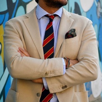 beige Sakko, weißes und blaues vertikal gestreiftes Businesshemd, weiße und rote und dunkelblaue vertikal gestreifte Krawatte, dunkelgrünes Einstecktuch mit Paisley-Muster für Herren