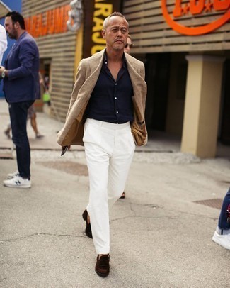 40 Jährige: Welche Kurzarmhemden mit brauner Slipper zu tragen – 7 Elegante Herren Outfits: Vereinigen Sie ein Kurzarmhemd mit einer weißen Anzughose für einen stilvollen, eleganten Look. Fühlen Sie sich ideenreich? Vervollständigen Sie Ihr Outfit mit braunen Slippern.
