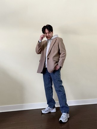 20 Jährige: Sakko kombinieren – 500+ Herren Outfits: Kombinieren Sie ein Sakko mit dunkelblauen Jeans für Ihren Bürojob. Bringen Sie die Dinge durcheinander, indem Sie weißen Sportschuhe mit diesem Outfit tragen.