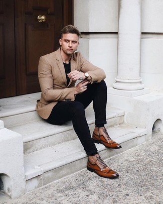 Braune Leder Oxford Schuhe kombinieren – 500+ Herren Outfits: Kombinieren Sie ein beige Sakko mit einer schwarzen Chinohose, wenn Sie einen gepflegten und stylischen Look wollen. Fühlen Sie sich mutig? Ergänzen Sie Ihr Outfit mit braunen Leder Oxford Schuhen.