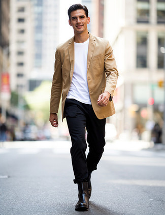 beige Baumwollsakko, weißes T-Shirt mit einem Rundhalsausschnitt, schwarze Chinohose, schwarze Chelsea Boots aus Leder für Herren