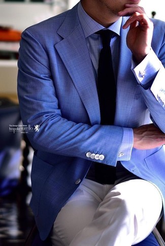 Wie hellblaues Businesshemd mit weißer Anzughose zu kombinieren – 138 Herren Outfits: Kombinieren Sie ein hellblaues Businesshemd mit einer weißen Anzughose für einen stilvollen, eleganten Look.