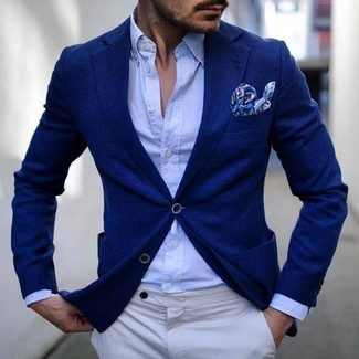 blaues Sakko, hellblaues Businesshemd, weiße Chinohose, blaues bedrucktes Einstecktuch für Herren