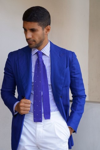 Violette gepunktete Wollkrawatte kombinieren – 1 Herren Outfits: Kombinieren Sie ein blaues Sakko mit einer violetten gepunkteten Wollkrawatte, um vor Klasse und Perfektion zu strotzen.