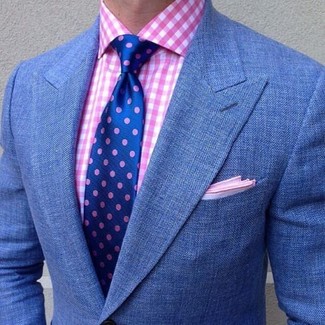 blaues Sakko, rosa Businesshemd mit Vichy-Muster, blaue gepunktete Krawatte, rosa Einstecktuch für Herren