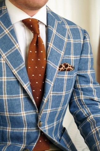 Dunkelbraune gepunktete Krawatte kombinieren – 113 Sommer Herren Outfits: Vereinigen Sie ein blaues Sakko mit Karomuster mit einer dunkelbraunen gepunkteten Krawatte, um vor Klasse und Perfektion zu strotzen. Schon haben wir ein schöner Look im Sommer.