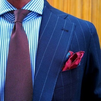 Rotes Seide Einstecktuch kombinieren – 29 Herren Outfits: Tragen Sie ein blaues vertikal gestreiftes Sakko und ein rotes Seide Einstecktuch für einen entspannten Wochenend-Look.