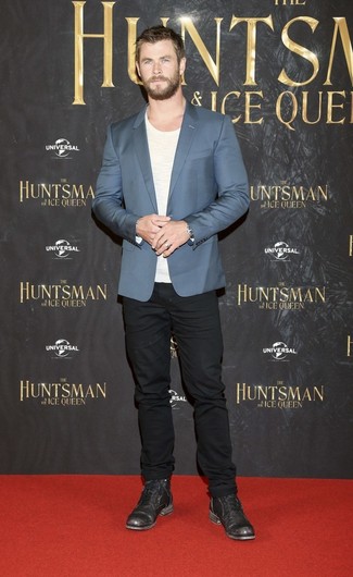 Chris Hemsworth trägt blaues Sakko, weißes T-Shirt mit einem Rundhalsausschnitt, schwarze Jeans, schwarze Lederfreizeitstiefel