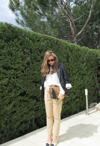 Hellbeige Clutch kombinieren – 401 Damen Outfits: Probieren Sie die Kombination aus einem schwarzen Sakko und einer hellbeige Clutch - mehr brauchen Sie nicht, um einen idealen super entspannten Trend-Look zu erzeugen. Hellbeige Leder Pumps sind eine gute Wahl, um dieses Outfit zu vervollständigen.