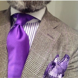 Lila Seidekrawatte kombinieren – 3 Smart-Casual Sommer Herren Outfits: Kombinieren Sie ein braunes Sakko mit Hahnentritt-Muster mit einer lila Seidekrawatte für einen stilvollen, eleganten Look. So einfach kann ein cooles Sommer-Outfit sein.