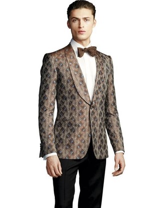Braunes Sakko aus Brokat kombinieren – 1 Herren Outfits: Tragen Sie ein braunes Sakko aus Brokat und eine schwarze Anzughose für einen stilvollen, eleganten Look.