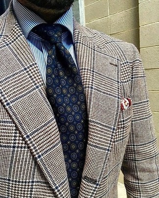 braunes Wollsakko mit Hahnentritt-Muster, weißes und blaues vertikal gestreiftes Businesshemd, dunkelblaue bedruckte Krawatte, dunkelrotes bedrucktes Einstecktuch für Herren