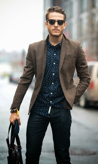 Wie dunkelblaues gepunktetes Langarmhemd mit braunen Wollsakkos zu kombinieren – 5 Smart-Casual Herren Outfits: Kombinieren Sie ein braunes Wollsakko mit einem dunkelblauen gepunkteten Langarmhemd für Ihren Bürojob.