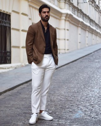 30 Jährige: Weiße und dunkelblaue niedrige Sneakers kombinieren – 500+ Smart-Casual Herren Outfits: Kombinieren Sie ein braunes Sakko mit einer weißen Anzughose für eine klassischen und verfeinerte Silhouette. Fühlen Sie sich mutig? Vervollständigen Sie Ihr Outfit mit weißen und dunkelblauen niedrigen Sneakers.