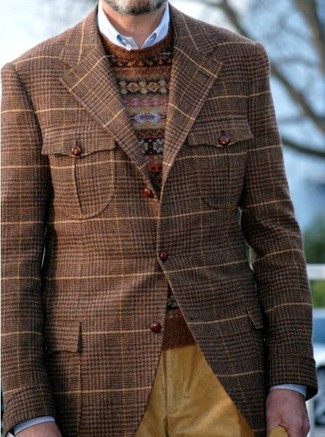 Rotbraunen Pullover mit einem Rundhalsausschnitt kombinieren – 421 Herren Outfits: Paaren Sie einen rotbraunen Pullover mit einem Rundhalsausschnitt mit senf Cordjeans, um einen lockeren, aber dennoch stylischen Look zu erhalten.