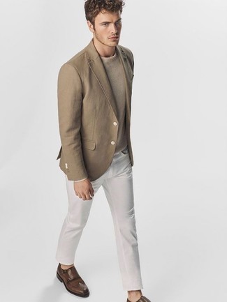 30 Jährige: Wie braunes Sakko mit weißer Jeans zu kombinieren – 28 Herren Outfits: Paaren Sie ein braunes Sakko mit weißen Jeans für Ihren Bürojob. Fühlen Sie sich mutig? Wählen Sie dunkelbraunen Doppelmonks aus Leder.