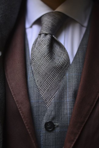 braunes Sakko, graue Weste mit Karomuster, weißes Businesshemd, graue Krawatte mit Schottenmuster für Herren