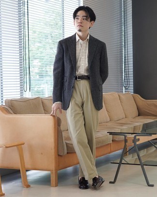 Wie Sakko mit Slipper mit Quasten zu kombinieren – 500+ Elegante Herren Outfits: Kombinieren Sie ein Sakko mit einer hellbeige Anzughose für eine klassischen und verfeinerte Silhouette. Slipper mit Quasten sind eine gute Wahl, um dieses Outfit zu vervollständigen.