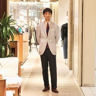 Weißes Einstecktuch kombinieren – 500+ Sommer Herren Outfits: Für ein bequemes Couch-Outfit, tragen Sie ein hellbeige Sakko und ein weißes Einstecktuch. Machen Sie Ihr Outfit mit dunkelbraunen Leder Oxford Schuhen eleganter. Schon ergibt sich ein tolles Sommer-Outfit.