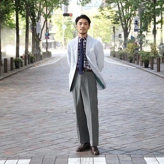 Graues Sakko kombinieren – 1200+ Herren Outfits: Paaren Sie ein graues Sakko mit einer grauen Anzughose für einen stilvollen, eleganten Look. Dieses Outfit passt hervorragend zusammen mit dunkelbraunen Leder Slippern.