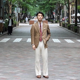 Elegante Outfits Herren 2024: Tragen Sie ein braunes Sakko und eine weiße Anzughose für einen stilvollen, eleganten Look. Vervollständigen Sie Ihr Look mit braunen geflochtenen Leder Slippern.