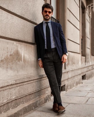 Rotbraune Wildleder Oxford Schuhe kombinieren – 366 Herren Outfits: Kombinieren Sie ein dunkelblaues Sakko mit einer dunkelgrauen Anzughose für eine klassischen und verfeinerte Silhouette. Rotbraune Wildleder Oxford Schuhe fügen sich nahtlos in einer Vielzahl von Outfits ein.