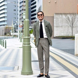 Slipper kombinieren – 500+ Herren Outfits: Entscheiden Sie sich für ein olivgrünes Sakko und eine graue Anzughose für einen stilvollen, eleganten Look. Komplettieren Sie Ihr Outfit mit Slippern.