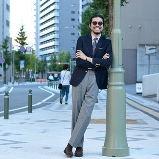 Dunkelblaues Sakko kombinieren – 500+ Herren Outfits: Vereinigen Sie ein dunkelblaues Sakko mit einer grauen Anzughose, um vor Klasse und Perfektion zu strotzen. Machen Sie diese Aufmachung leger mit dunkelbraunen Chelsea Boots aus Wildleder.