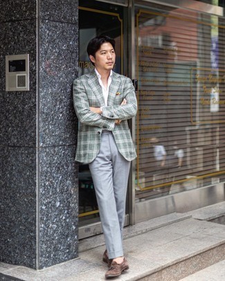 Wie Slipper mit Quasten mit Sakkos zu kombinieren – 500+ Herren Outfits: Paaren Sie ein Sakko mit einer grauen Anzughose für einen stilvollen, eleganten Look. Komplettieren Sie Ihr Outfit mit Slippern mit Quasten.
