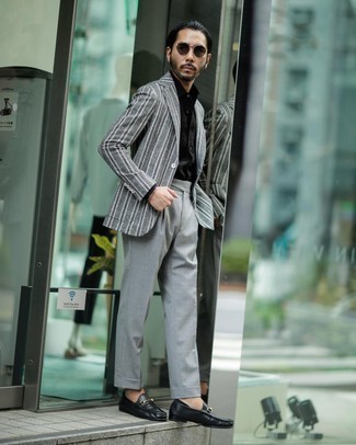 Graues vertikal gestreiftes Sakko kombinieren – 91 Herren Outfits: Tragen Sie ein graues vertikal gestreiftes Sakko und eine graue Anzughose für eine klassischen und verfeinerte Silhouette. Schwarze Leder Slipper fügen sich nahtlos in einer Vielzahl von Outfits ein.