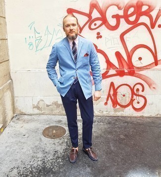 Mokassins kombinieren – 375 Herren Outfits: Kombinieren Sie ein hellblaues Baumwollsakko mit einer dunkelblauen Anzughose für einen stilvollen, eleganten Look. Wenn Sie nicht durch und durch formal auftreten möchten, komplettieren Sie Ihr Outfit mit Mokassins.