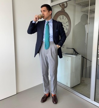 Krawatte kombinieren – 500+ Herren Outfits: Paaren Sie ein dunkelblaues Sakko mit einer Krawatte für eine klassischen und verfeinerte Silhouette. Dunkelbraune Leder Slipper mit Quasten sind eine perfekte Wahl, um dieses Outfit zu vervollständigen.