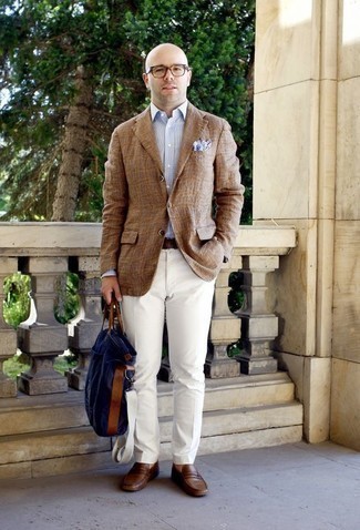 Weiße Anzughose kombinieren – 898+ Herren Outfits: Kombinieren Sie ein braunes Sakko mit Schottenmuster mit einer weißen Anzughose, um vor Klasse und Perfektion zu strotzen. Vervollständigen Sie Ihr Look mit braunen Leder Slippern.