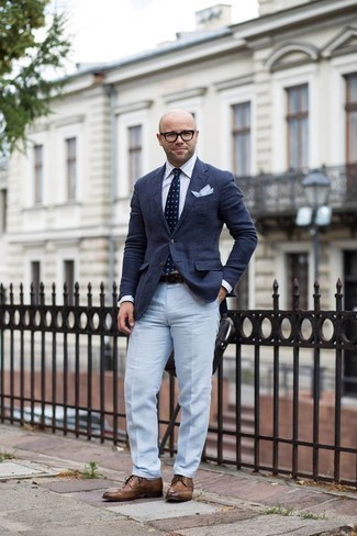 Weißes Einstecktuch kombinieren – 500+ Herren Outfits: Für ein bequemes Couch-Outfit, kombinieren Sie ein dunkelblaues Sakko mit einem weißen Einstecktuch. Fühlen Sie sich ideenreich? Entscheiden Sie sich für braunen Leder Brogues.