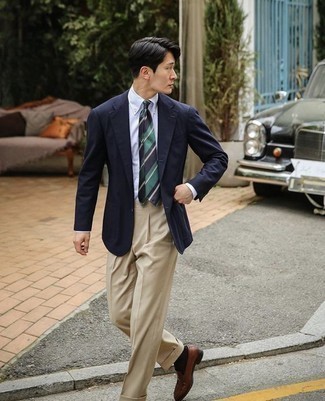 Krawatte kombinieren – 500+ Herren Outfits: Kombinieren Sie ein dunkelblaues Sakko mit einer Krawatte, um vor Klasse und Perfektion zu strotzen. Fühlen Sie sich ideenreich? Komplettieren Sie Ihr Outfit mit braunen Leder Slippern.