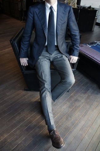 Braune Leder Derby Schuhe kombinieren – 500+ Herren Outfits: Kombinieren Sie ein dunkelblaues Sakko mit Karomuster mit einer grauen Anzughose für eine klassischen und verfeinerte Silhouette. Vervollständigen Sie Ihr Look mit braunen Leder Derby Schuhen.