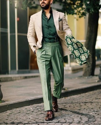 Dunkelbraune Leder Slipper mit Quasten kombinieren – 500+ Herren Outfits: Paaren Sie ein hellbeige Sakko mit einer grünen Anzughose, um vor Klasse und Perfektion zu strotzen. Ergänzen Sie Ihr Look mit dunkelbraunen Leder Slippern mit Quasten.