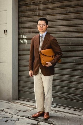 Elegante Outfits Herren 2024: Kombinieren Sie ein braunes vertikal gestreiftes Sakko mit einer weißen Anzughose für einen stilvollen, eleganten Look. Komplettieren Sie Ihr Outfit mit braunen Leder Slippern.